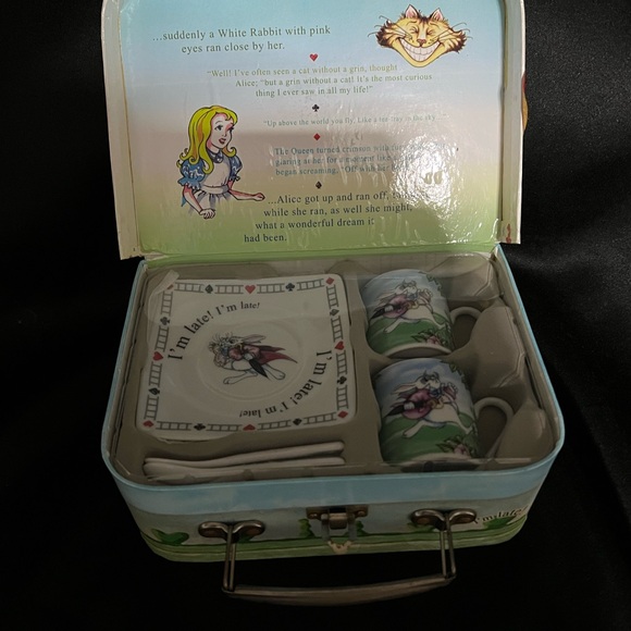 Alice in Wonderland, mad Hatter, white rabbit lunch box tea set - Picture 3 of 14